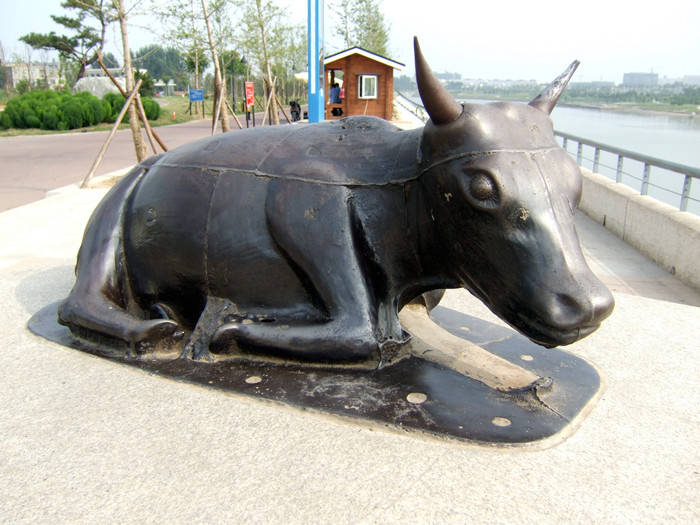 漯河市的铁水牛踞卧郾城西关威镇沙河恶龙
