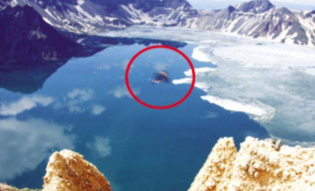 长白山天池现不明小黑点物体翻车鱼水獭还是真的水怪