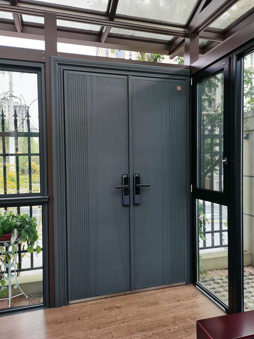 欧华尊邸铸铝门,以实际行动诠释着"门匠"美名的内涵:匠技,匠心,匠艺三