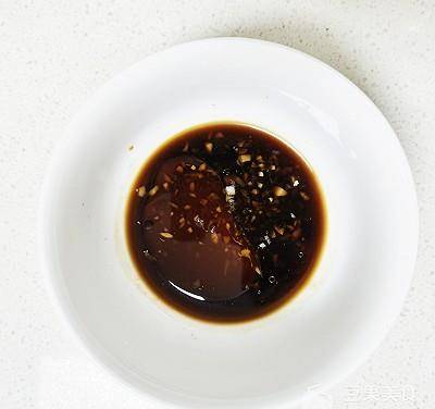 3,用蒜蓉,生抽,醋,香油做成调味汁