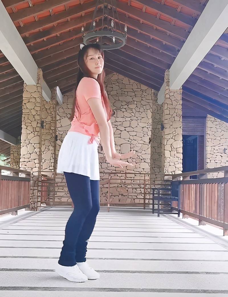 42岁胡静近况曝光,打扮粉嫩疯狂跳舞,动作卖力点赞才过千