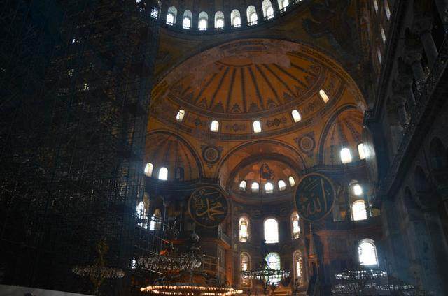 仰望世界上最高的穹顶，伊斯坦布尔不得不来的教堂