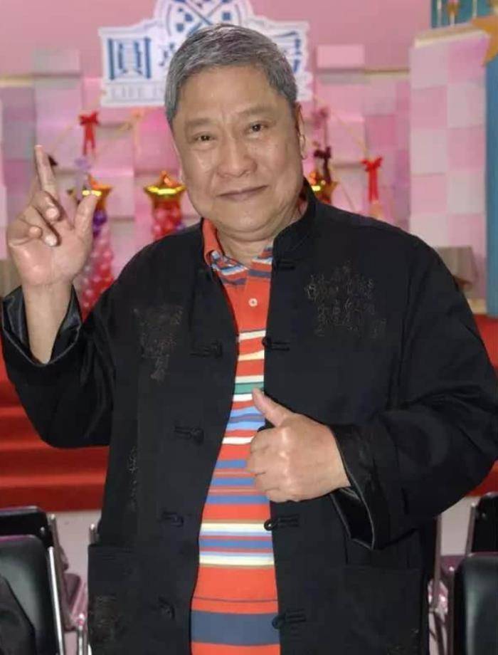 连表弟都欺负他,所幸的是还有一位女友不离不弃,他就是著名歌手万沙浪