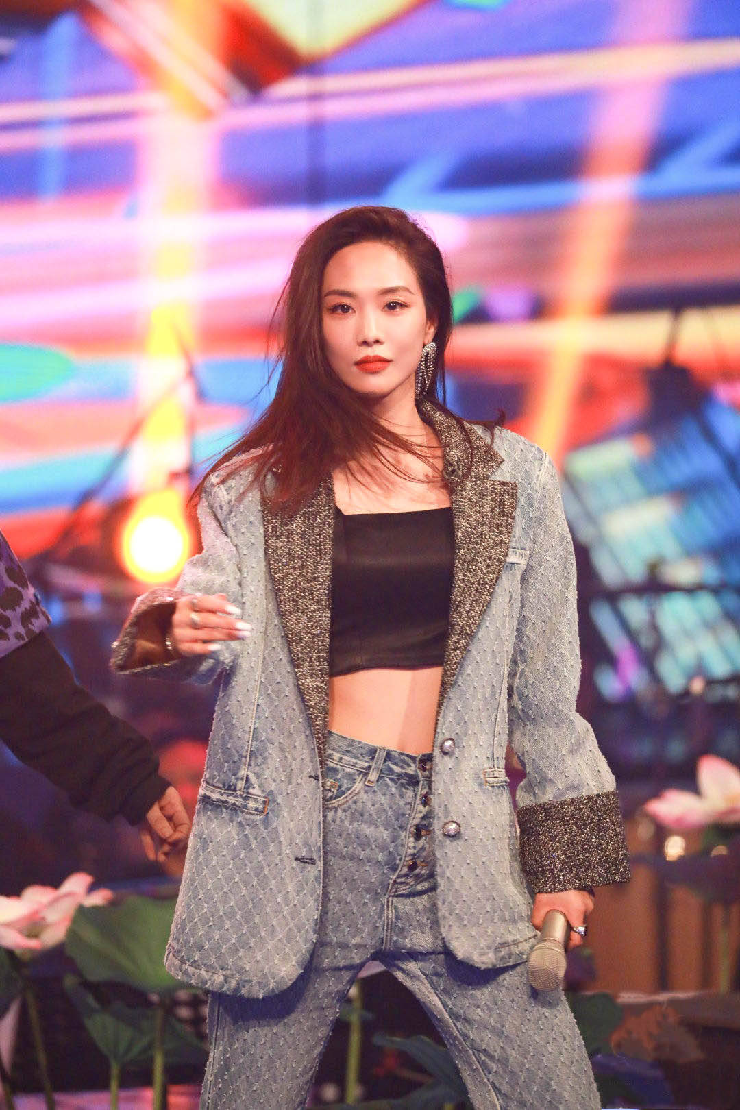 王霏霏甩头真绝,又美又飒_手机搜狐网