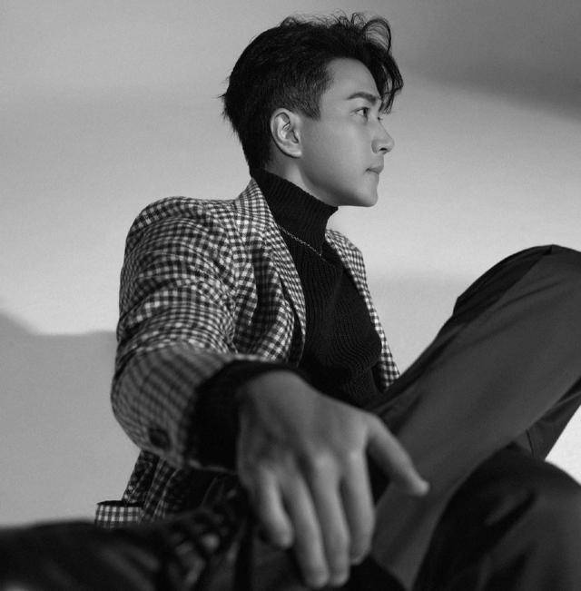 46岁刘恺威胖到不敢认!穿高领衣显脖短脸又圆,前妻却美得高调