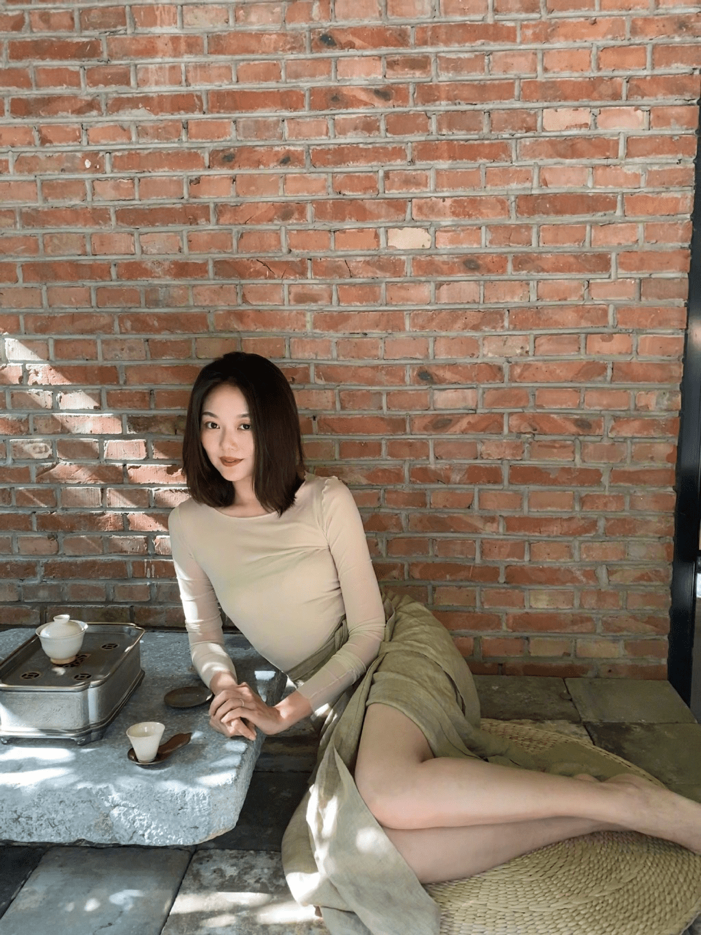 网红晚晚的腿真挺长的,躺在石头上的时候,感觉屏幕都快装不下了