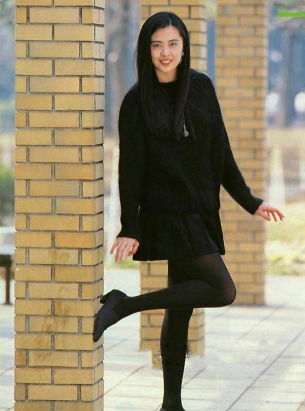 53岁王祖贤潮味不减当年,穿卡其色背带裤搭条纹衫,时髦又高级