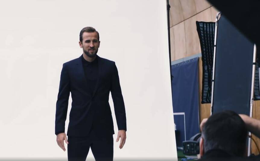 热刺也迎来了新赛季的首次全家福大合照,球员分别身着西装和主场白色