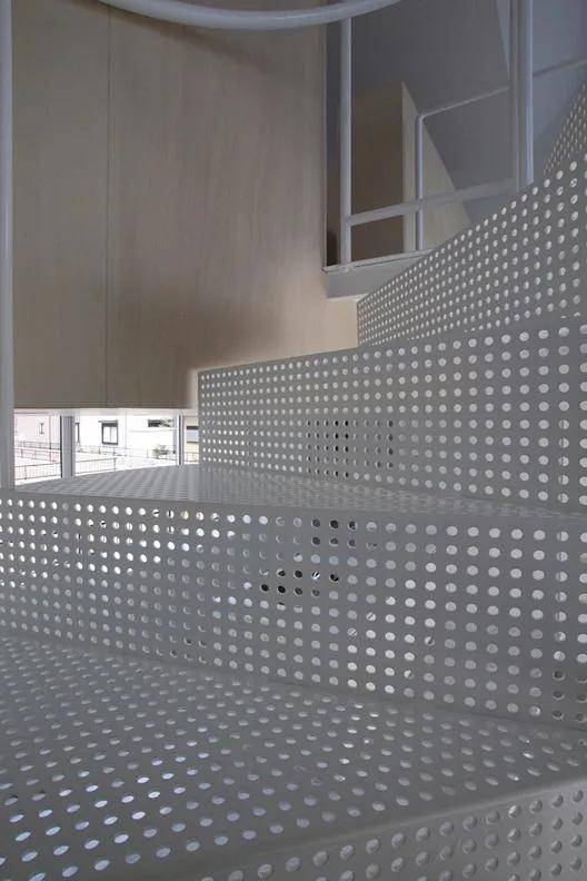 买了复式楼不现浇楼梯搭建悬空钢网楼梯邻居上下楼心都悬着