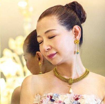 儿子刚出生就变单亲妈妈,28年来一个人抚养,如今儿子成了歌手_仲小萍