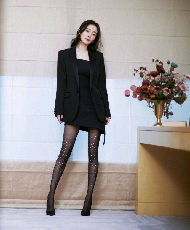 杨颖美得有些过分穿桃红色西装配卷发造型略显张扬但时髦高级