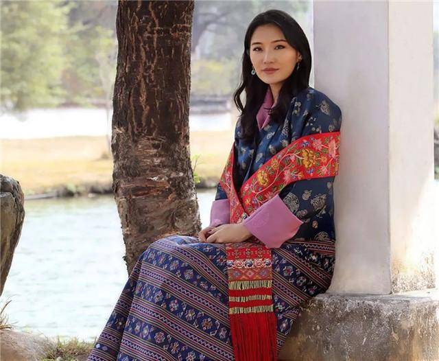 吉增·佩玛:一个藏族女孩,7岁被王子求婚,20岁嫁给不丹国王_吉格梅