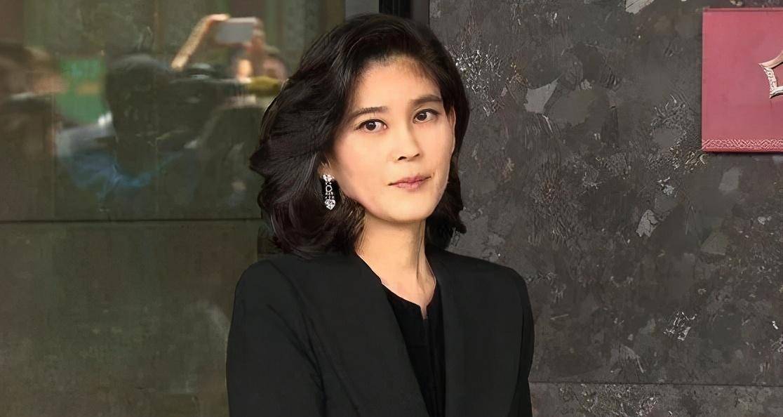 韩国首富去世,他的大女儿美貌惊艳国人,却遭渣男前夫