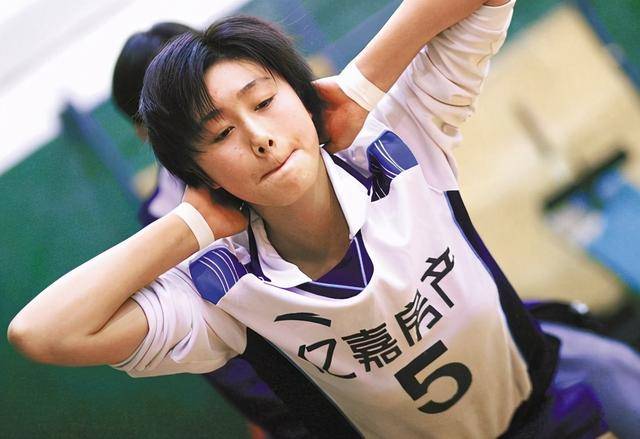 她是母队的进攻核心却在中国女排不得志,三进三出还被改成自由人_罗瑜