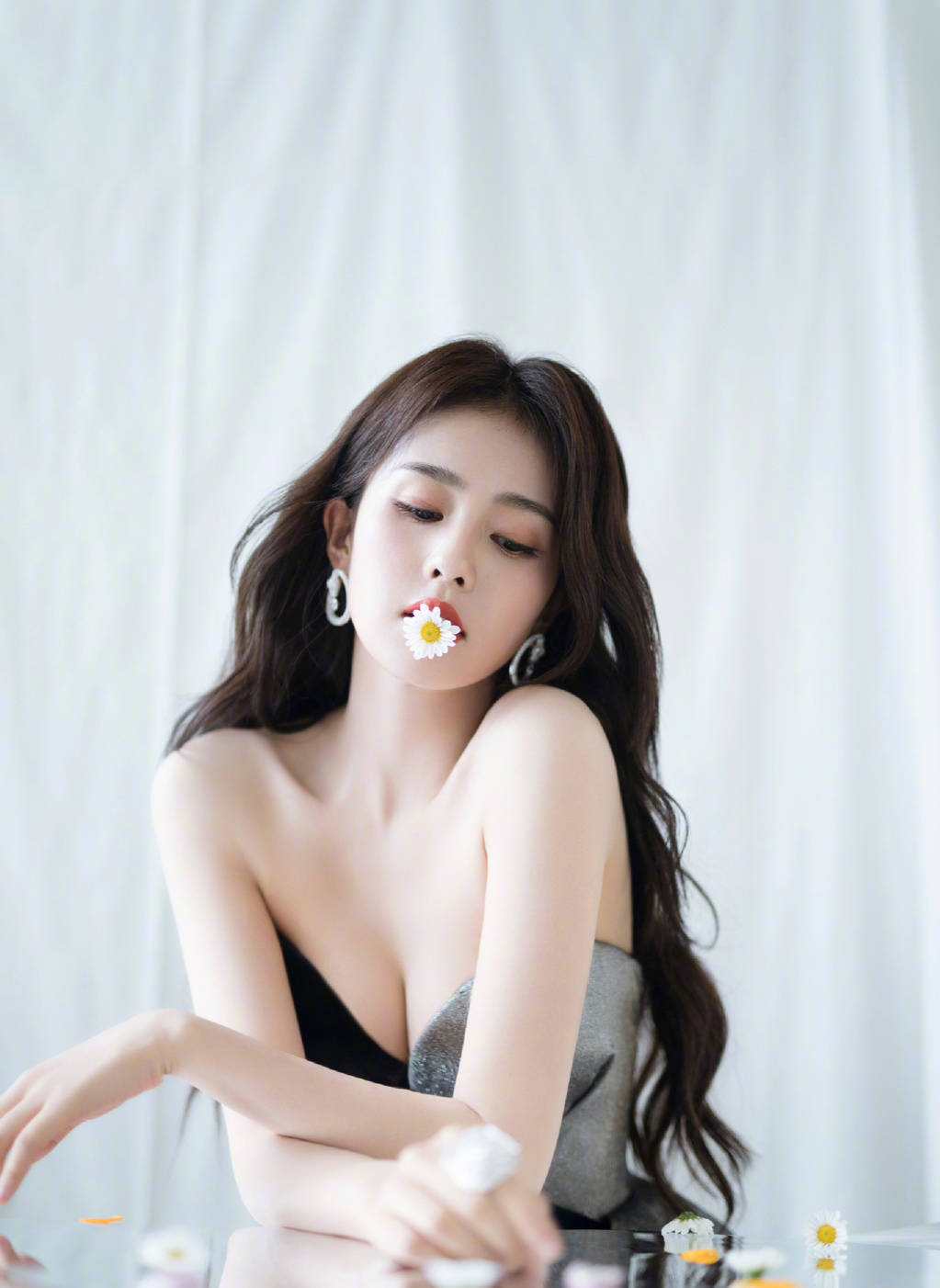 白鹿穿银黑拼接裙秀酥肩气质优雅眼神性感迷人 搜狐大视野 搜狐新闻