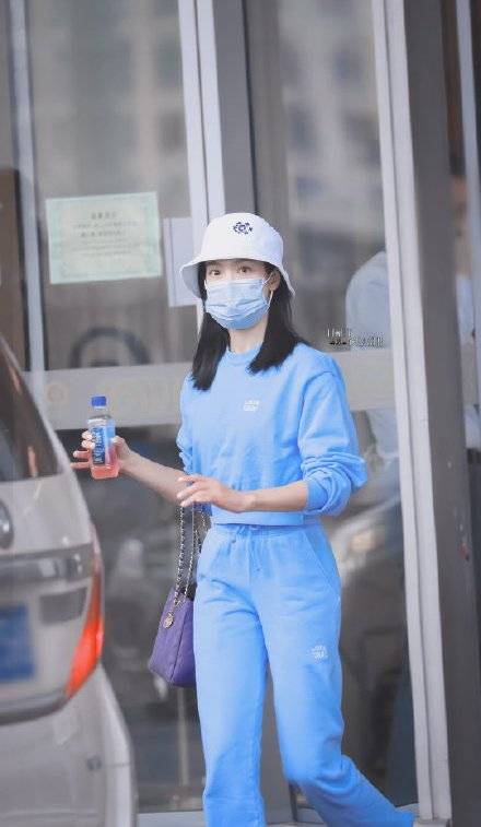 宋茜机场私服照浅蓝色口罩搭配一身运动装美得恰到好处