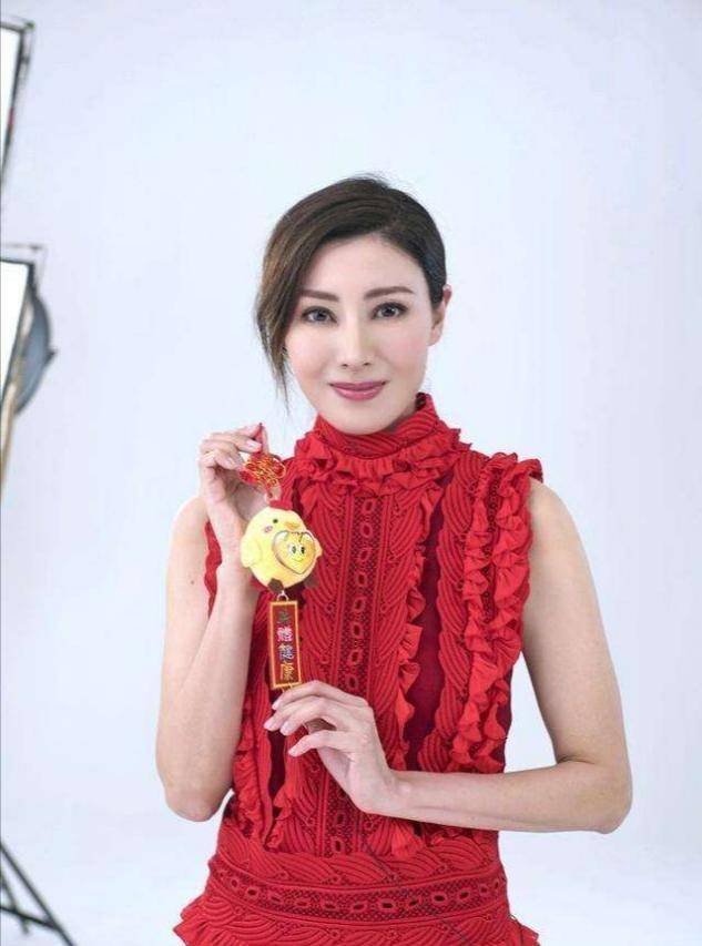 李嘉欣真是会打扮,穿蕾丝裙配高马尾,50岁美得太真实
