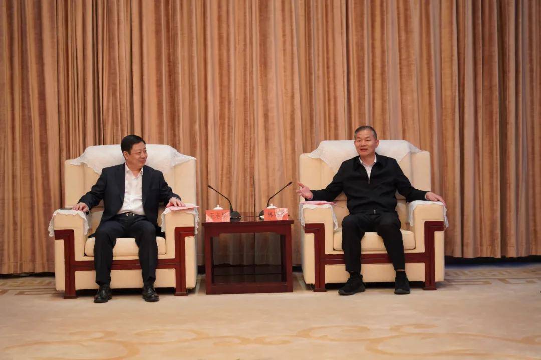 仪式前,市委书记林兴禄,市长余红胜会见了厦门航空公司总经理王志学
