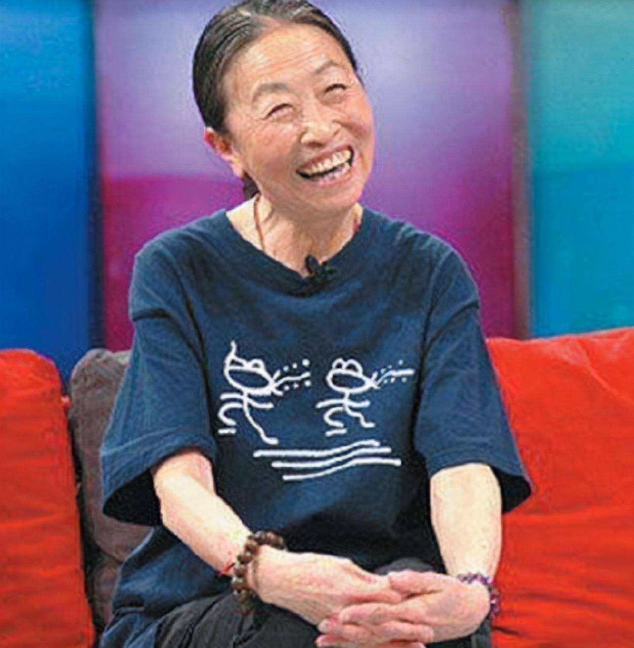 记得上半年,张少华老师被曝生病住院,她鼻子上插着氧气管,闭着眼睛在