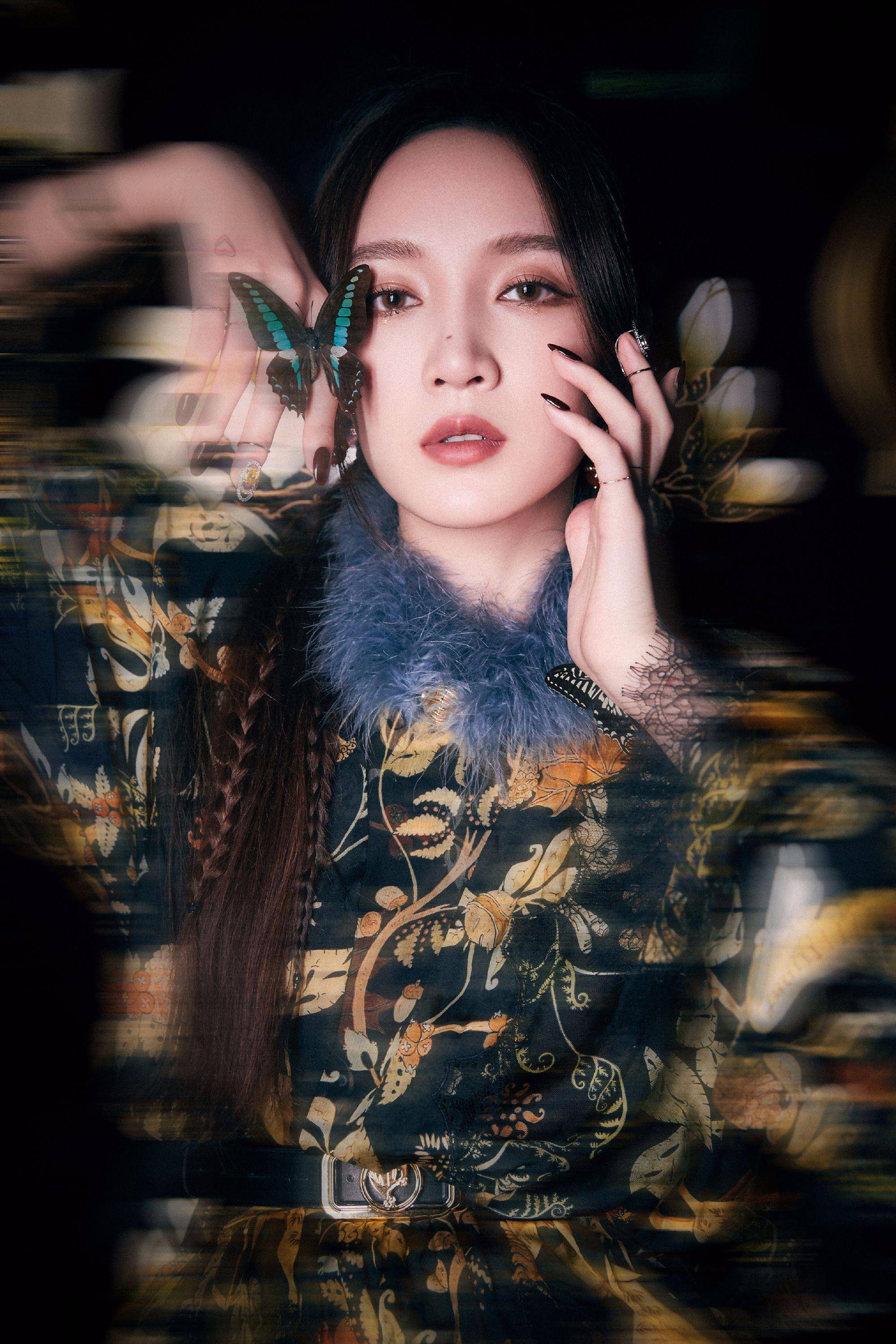 乘风破浪后势不可挡,孟佳携胡夏唱电影主题曲,蝴蝶写真魅惑