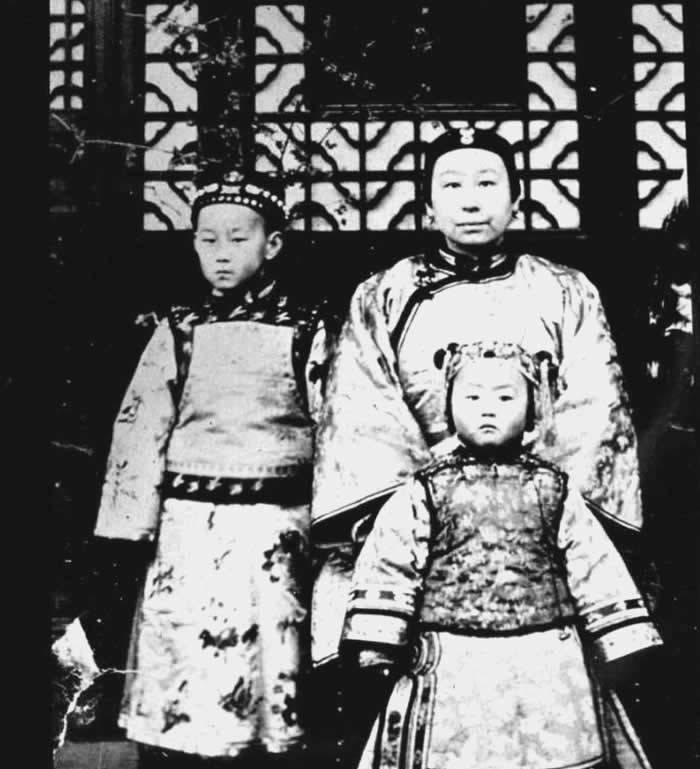 李菊藕与儿女张志沂成年后,于1915年与水师提督黄翼升的孙女黄素琼