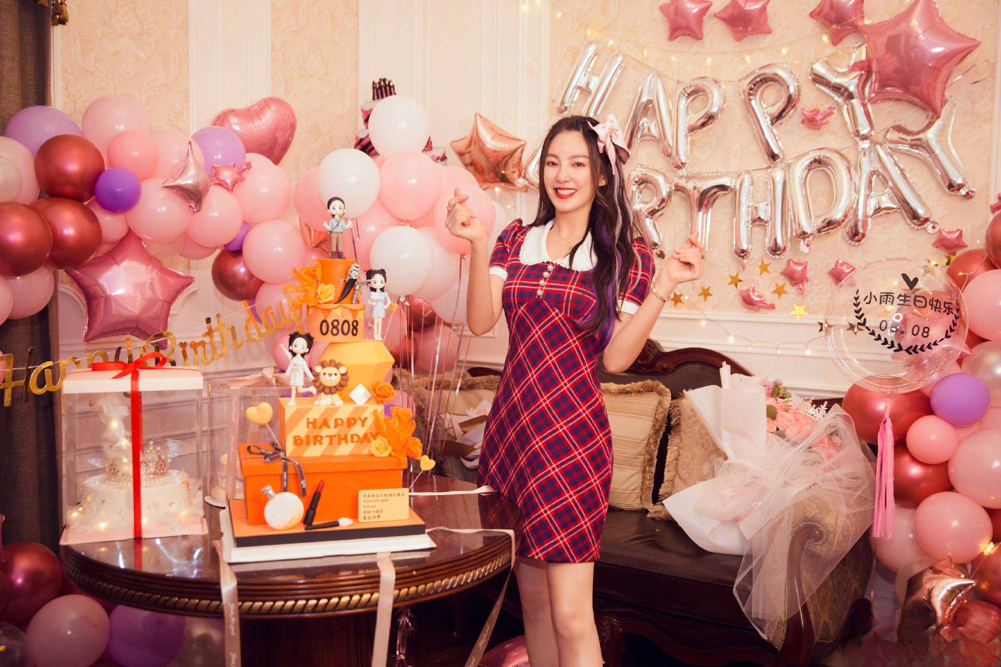 很有一种反差萌的既视感,这款红色格子连衣裙搭配风格满满的少女心