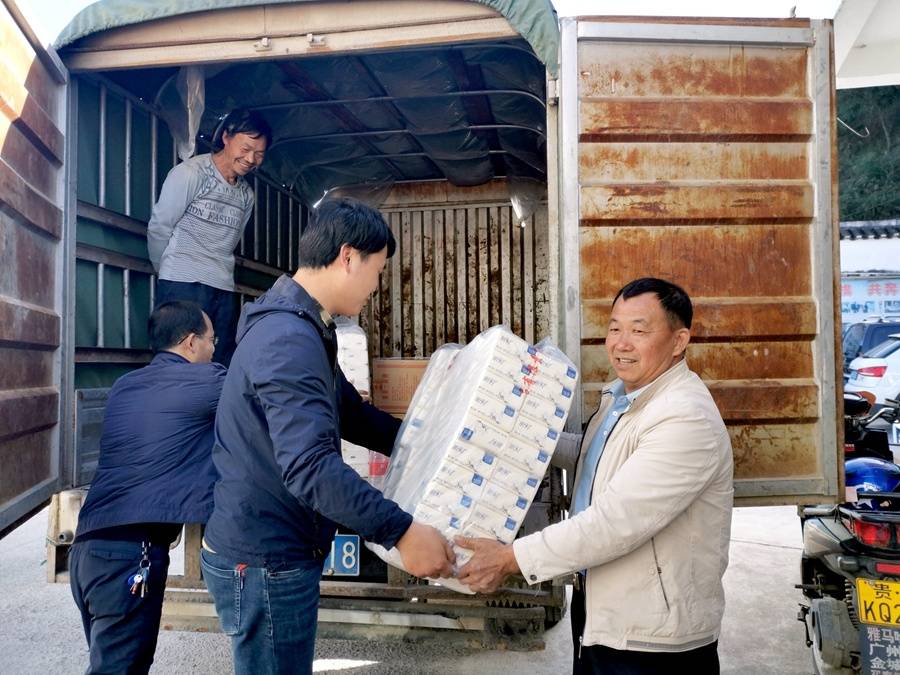 黔東南州州建商品混凝土責任有限公司捐贈的水泥州攝協現場捐款李文明