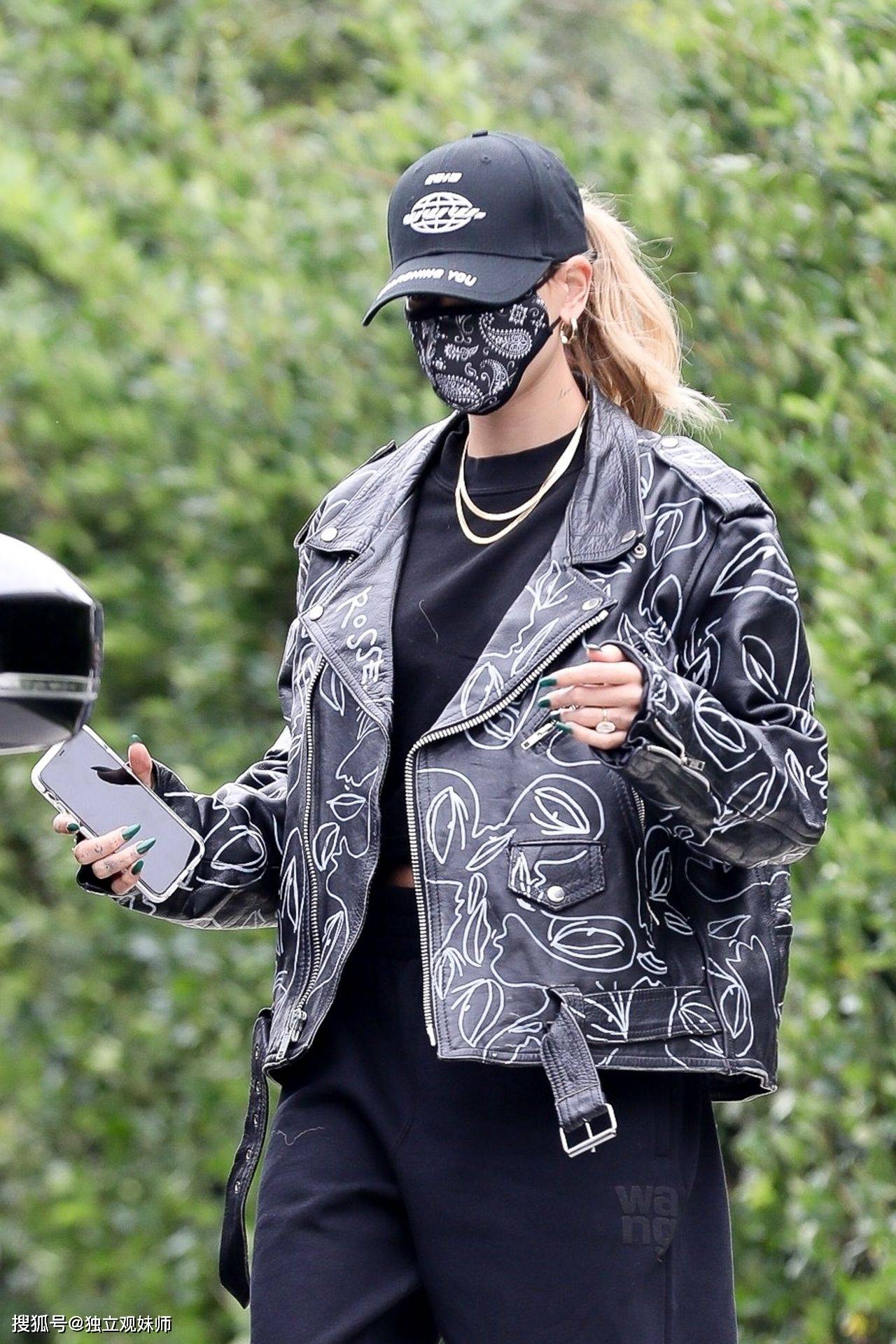 海莉·比伯(hailey bieber)比佛利山庄出游穿搭