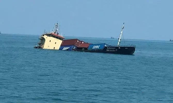 一艘货船在泰国搁浅集装箱被水浸泡
