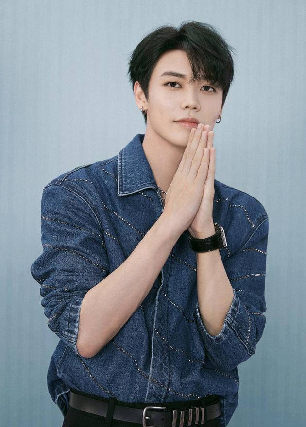 林彦俊晒童年照 标志性酒窝瞩目从小帅到大