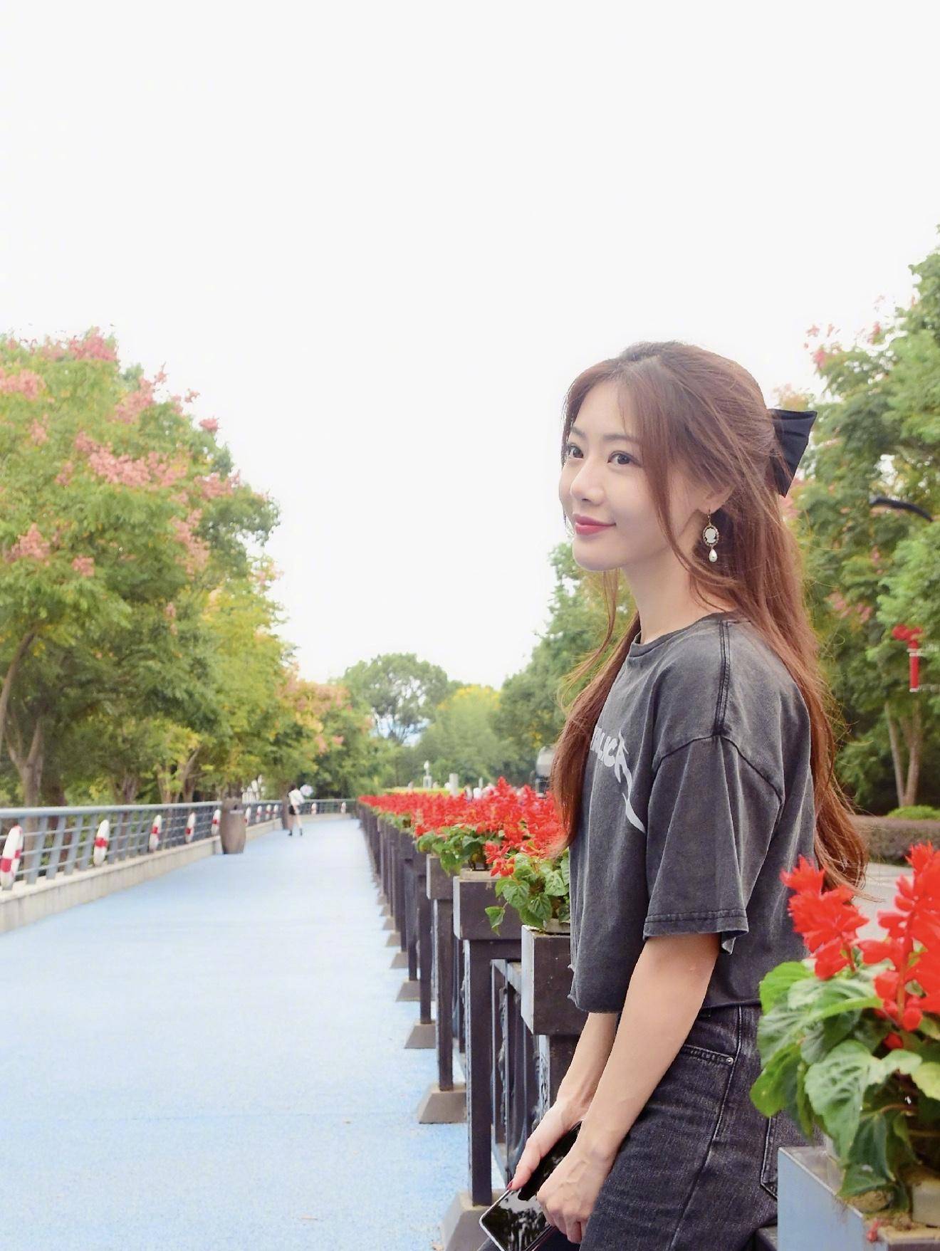 她是《爱情公寓》里的"唐悠悠",今灰色t恤露脐,女人味十足_邓家佳