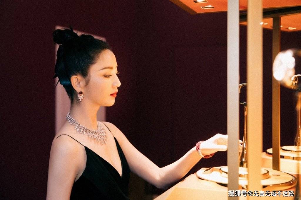 佟丽娅一袭纯黑丝绒修身吊带长裙,尽显优雅太美了