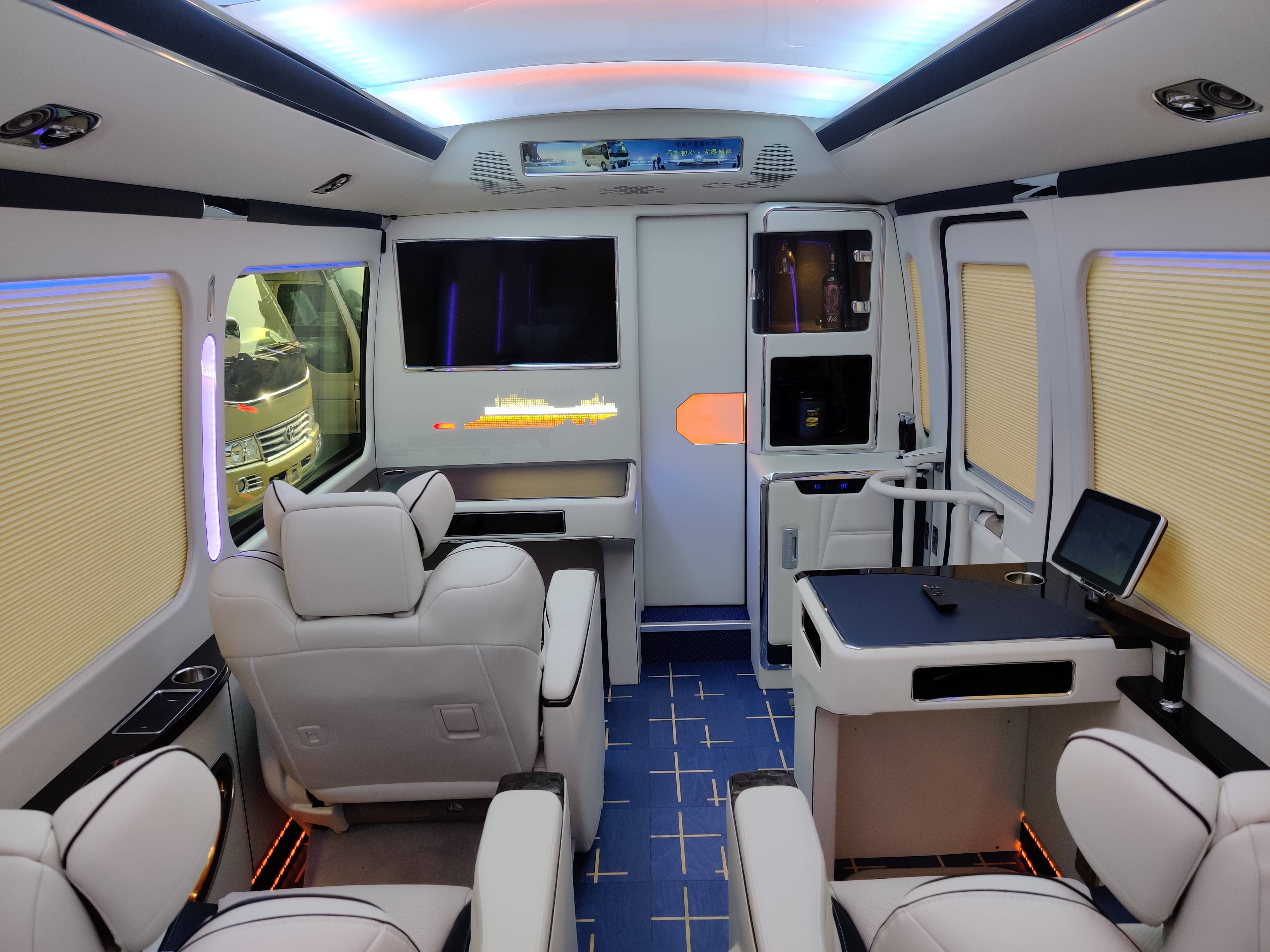 领导考察都坐的丰田考斯特,内部有多豪华?"打工人"想象不到