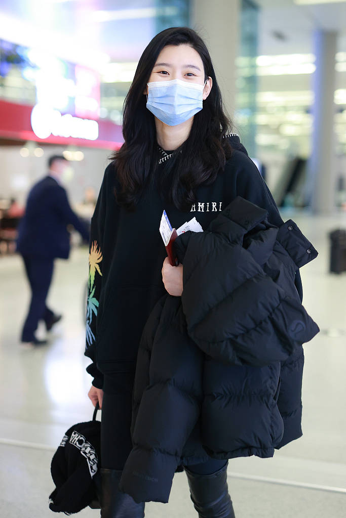 原创奚梦瑶独自现身机场对着镜头笑眼弯弯甜美靓丽