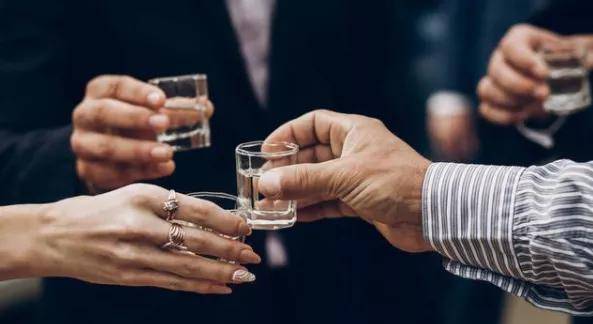 学会斟酒 在酒桌上减少尴尬