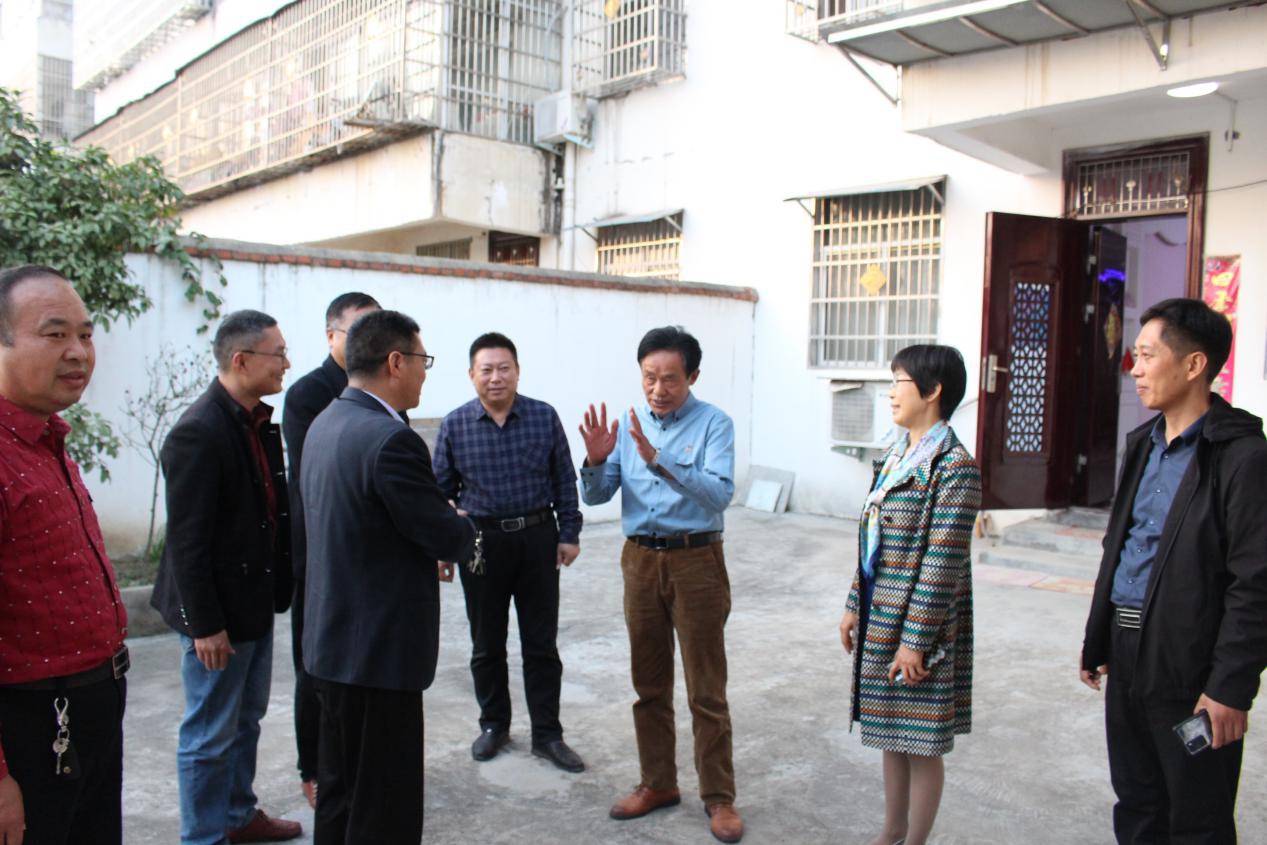 蒋部长一行到达陡沟镇中心学校后,在校长刘友山同志引导下,来到鲁涛