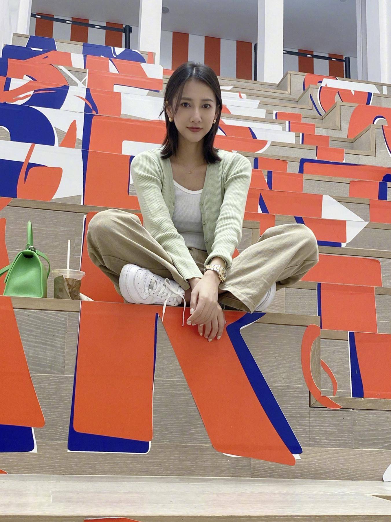 弦子发微博晒新造型淡绿色针织衫配深绿包包秋日色彩好搭配