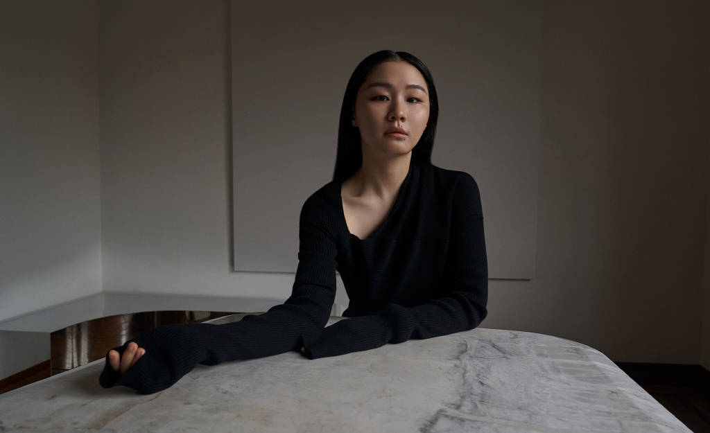 这次金靖曝光了一组写真,黑色上衣"挖个洞",叠穿两条裙子霸气十足,这