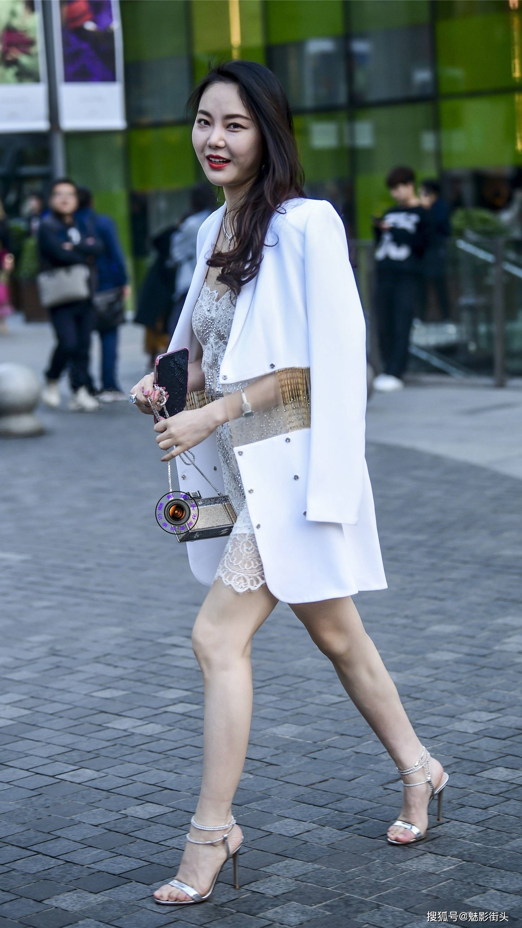 微胖身材怎么搭配秋装?美女利用白色的优缺点,展现微胖美和气质