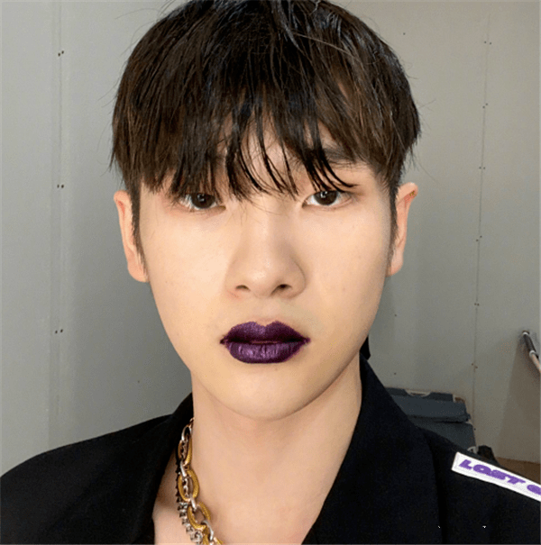 原创男星涂口红,黄子韬蓝色,王俊凯粉色,看到周震南:害怕!