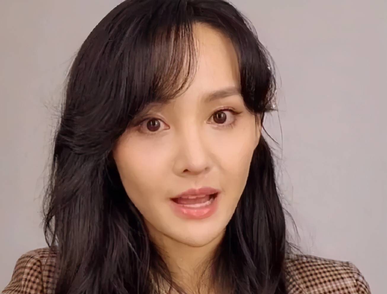 郑爽新造型翻车!妆容暴露真实发际线,网友吐槽化了个老年妆