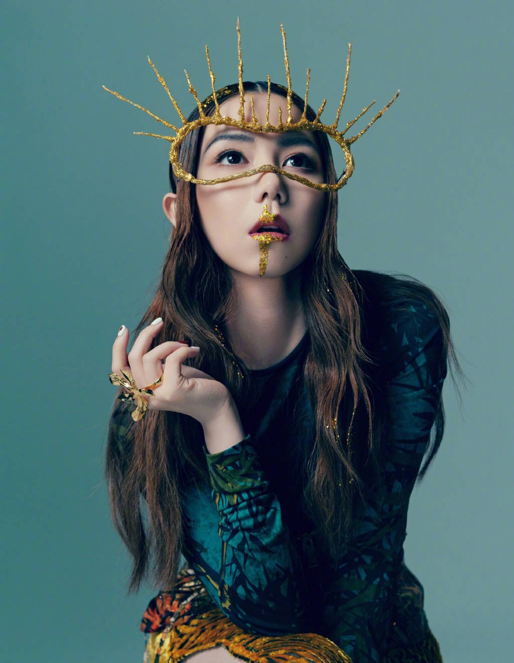 邓紫棋太特别了红唇上涂金色亮片粉配条纹开叉裙个性又撩人