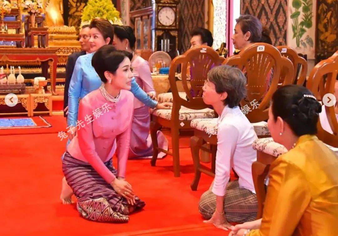 泰国贵妃比王后更受欢迎,遇到可爱小胖妞跪拜,一个动作暖人心脾