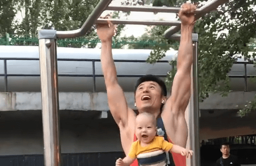 "肌肉男奶爸"带娃一起爬云梯火了,果然健身也要从娃娃抓起_手机搜狐网