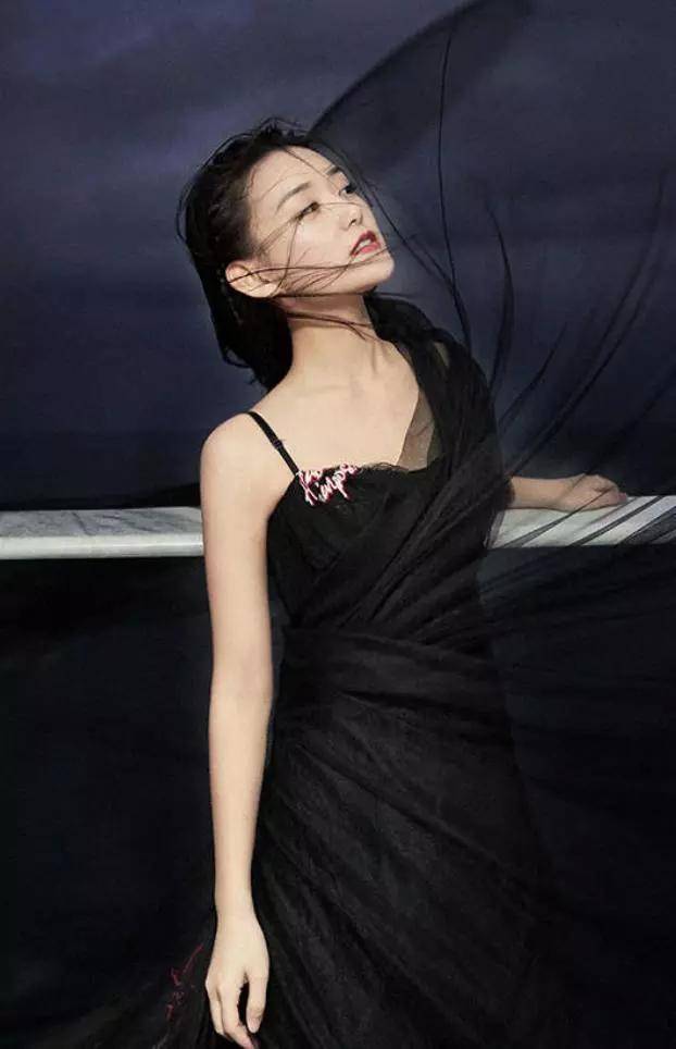 一成年蒋依依就穿黑丝裙,看到被风吹起的裙摆后:撩到没朋友