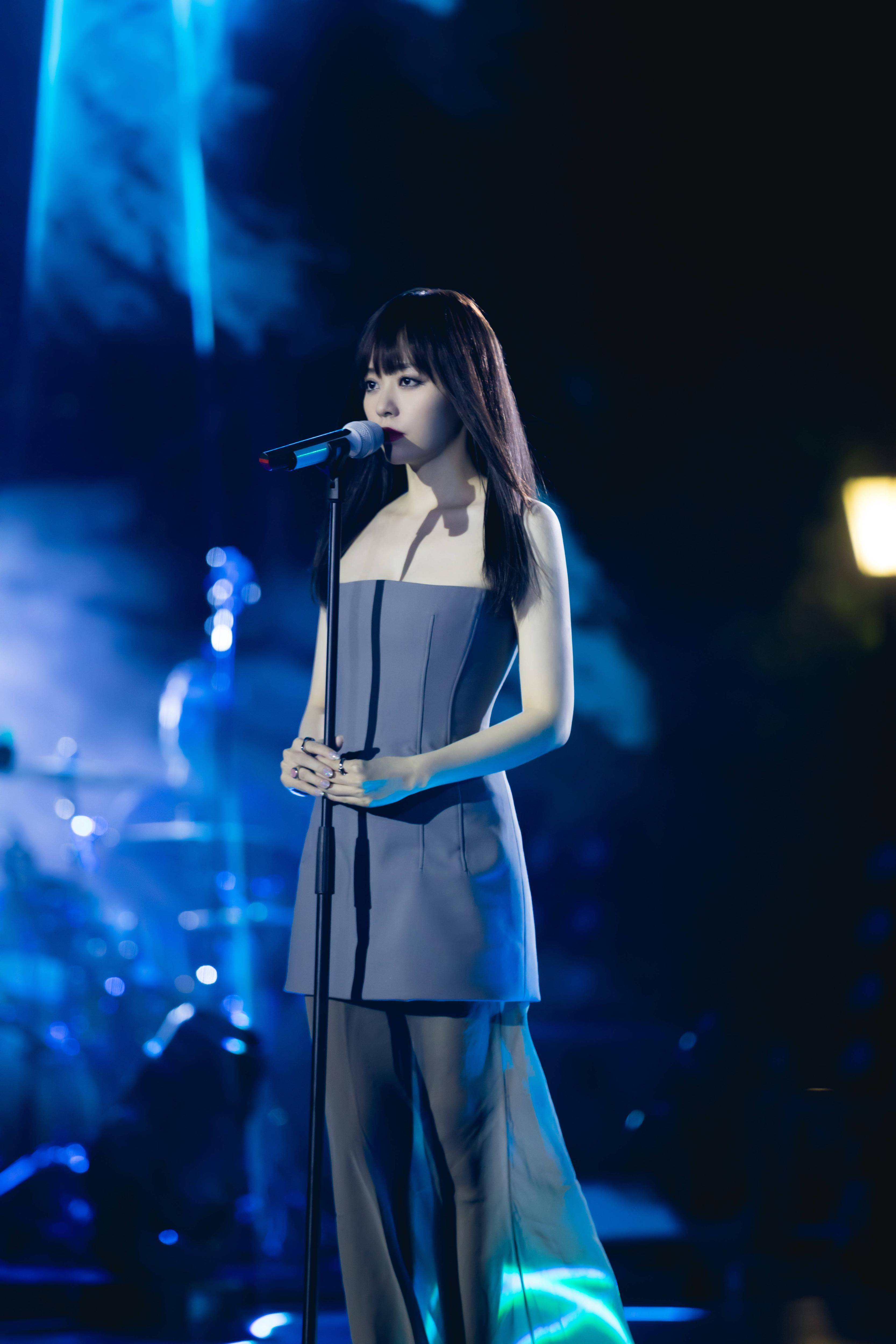 张靓颖太会穿了,牛仔连体短裙展现好身材,腿好细