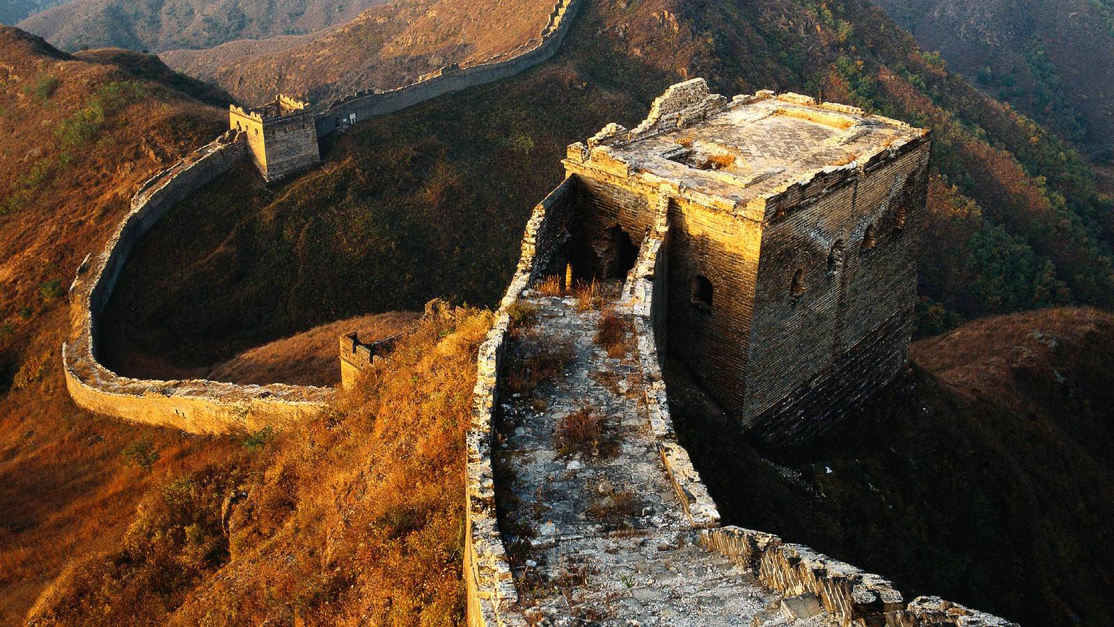 长城是如何建成的,有巨石吗,古代是如何把巨石运上去的