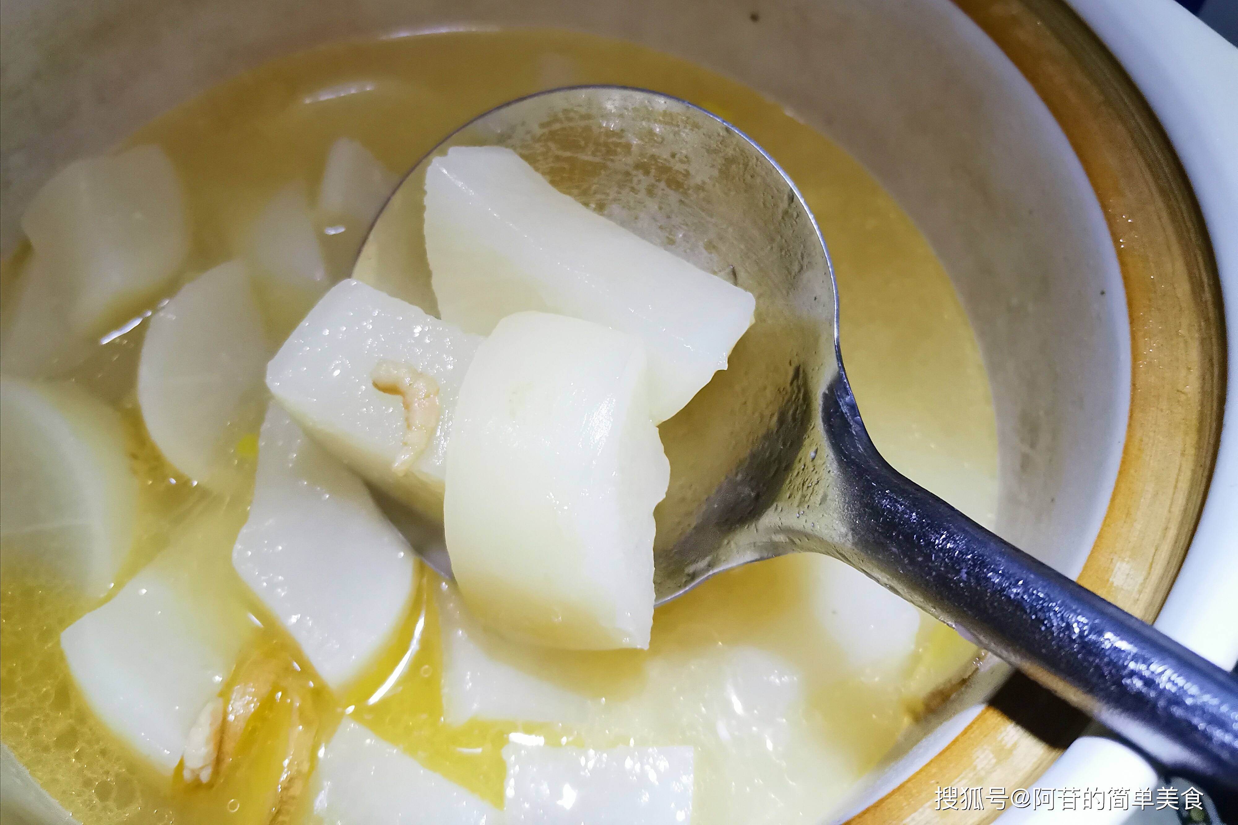 1个白萝卜,1把虾干,简单一煮,热乎乎的暖身汤上桌了