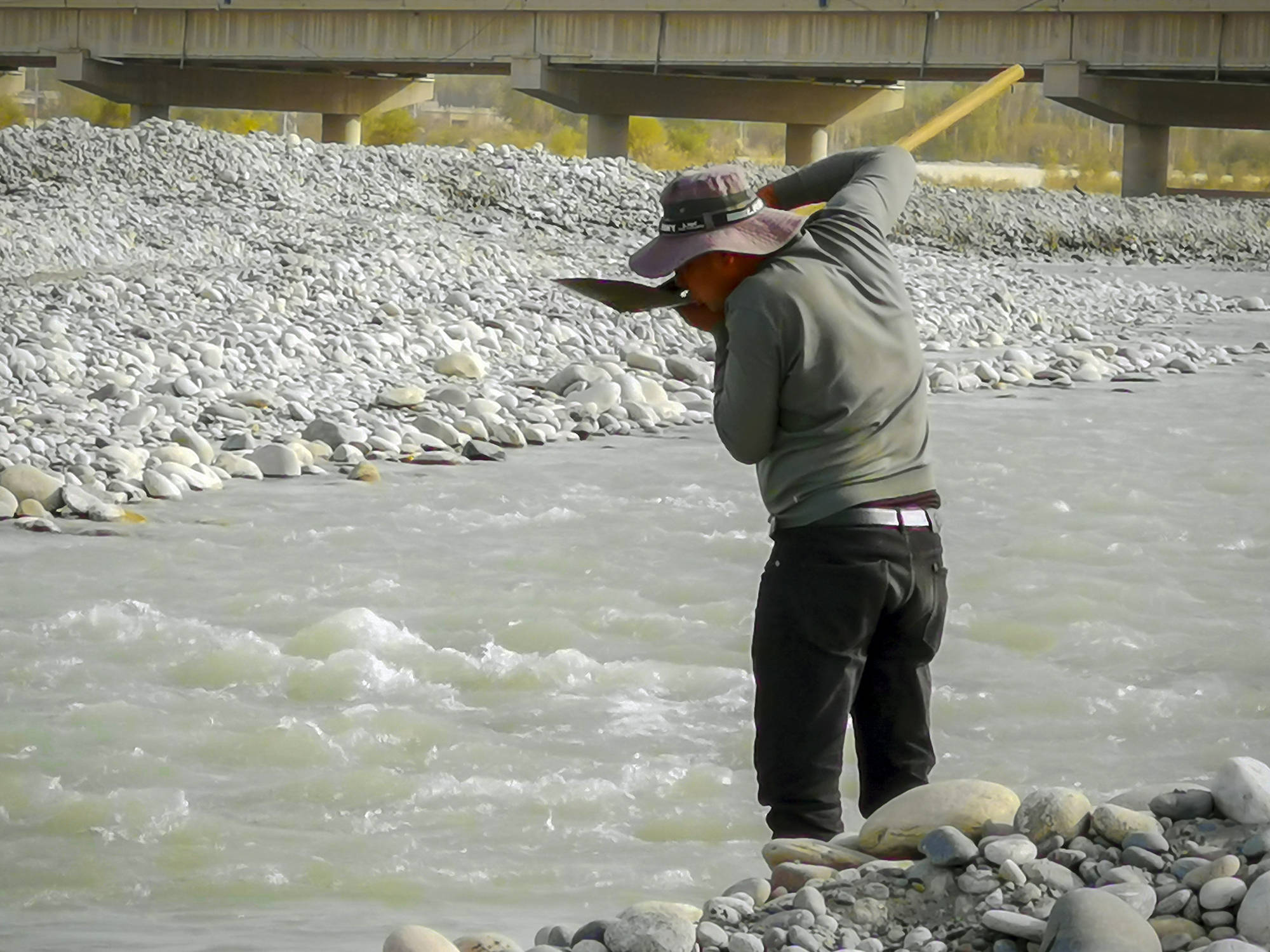 虽然已经挖了千万遍,很难见到玉石的踪迹,但找玉人还是锲而不舍,非常