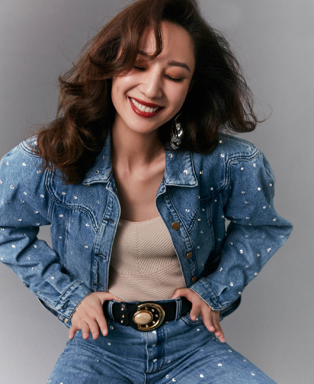 郑希怡曝光新写真,穿针织背心配亮钻牛仔套装,笑容灿烂美成少女